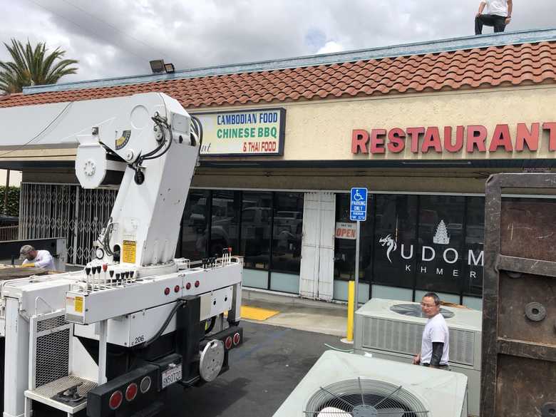 Restaurant rooftop equipment lift