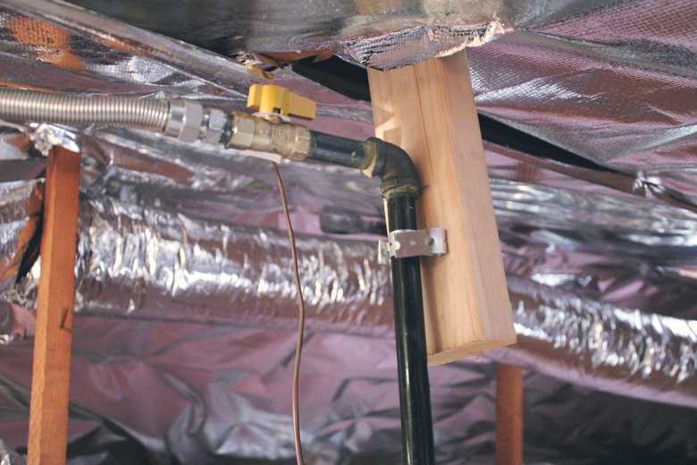 Insulated duct connections