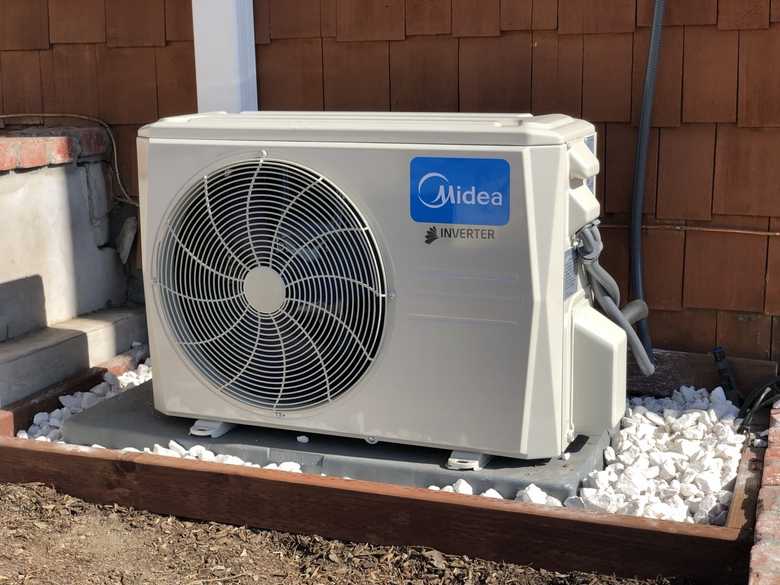 Compact outdoor cooling unit
